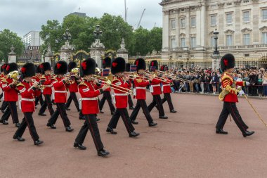 Londra, İngiltere - 17 Haziran 2016: İngiliz Kraliyet Muhafızları Buckingham Sarayı, Londra, İngiltere, Büyük Britanya'da muhafız değişen gerçekleştirmek
