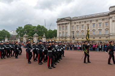 Londra, İngiltere - 17 Haziran 2016: İngiliz Kraliyet Muhafızları Buckingham Sarayı, Londra, İngiltere, Büyük Britanya'da muhafız değişen gerçekleştirmek
