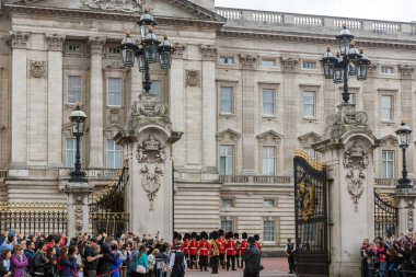 Londra, İngiltere - 17 Haziran 2016: İngiliz Kraliyet Muhafızları Buckingham Sarayı, Londra, İngiltere, Büyük Britanya'da muhafız değişen gerçekleştirmek