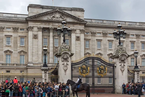Londra, İngiltere - 17 Haziran 2016: Buckingham Sarayı Londra, İngiltere, Büyük Britanya