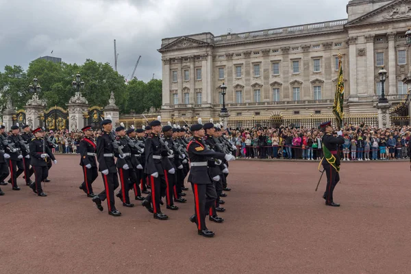 Londra, İngiltere - 17 Haziran 2016: Buckingham Sarayı Londra, İngiltere, Büyük Britanya