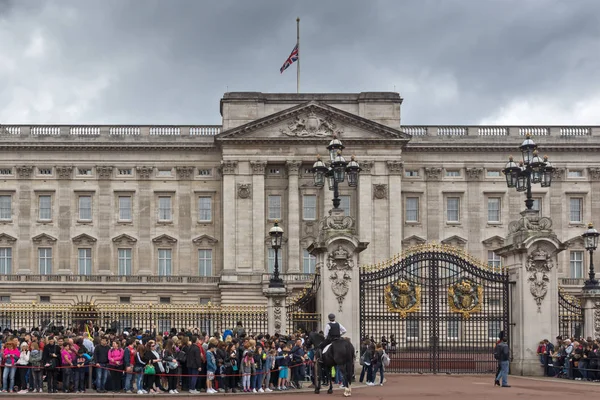 Londra, İngiltere - 17 Haziran 2016: Buckingham Sarayı Londra, İngiltere, Büyük Britanya