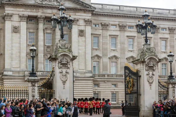 Londra, İngiltere - 17 Haziran 2016: İngiliz Kraliyet Muhafızları Buckingham Sarayı, Londra, İngiltere, Büyük Britanya'da muhafız değişen gerçekleştirmek