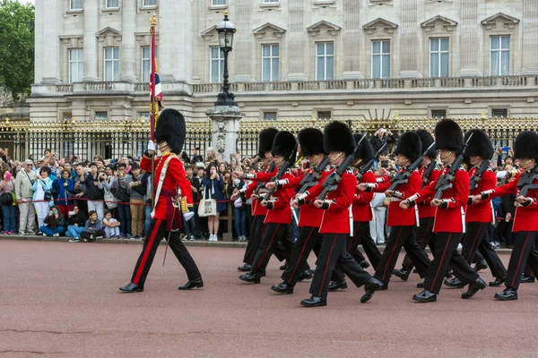 Londra, İngiltere - 17 Haziran 2016: İngiliz Kraliyet Muhafızları Buckingham Sarayı, Londra, İngiltere, Büyük Britanya'da muhafız değişen gerçekleştirmek