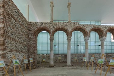 Sandanski, Bulgaristan - 4 Nisan 2018: Harabeleri, piskoposluk Sandanski, Bulgaristan kasabasında Bazilikası ile karmaşık