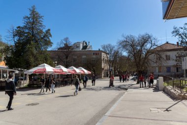 Sandanski, Bulgaristan - 4 Nisan 2018: Merkezi ve Yaya Caddesi kasabasında Sandanski, Bulgaristan