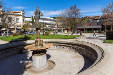 Sandanski, Bulgaristan - 4 Nisan 2018: Merkezi ve Yaya Caddesi kasabasında Sandanski, Bulgaristan