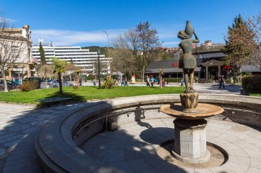 Sandanski, Bulgaristan - 4 Nisan 2018: Merkezi ve Yaya Caddesi kasabasında Sandanski, Bulgaristan