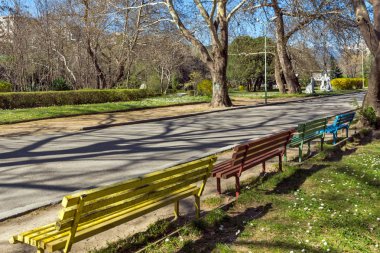 Sandanski, Bulgaristan - 4 Nisan 2018: Park St. Vrach kasaba Sandanski, Bulgaristan bahar görünümü