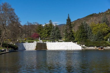 Sandanski, Bulgaristan - 4 Nisan 2018: Bahar bakış göl Park St. Vrach kasaba Sandanski, Bulgaristan