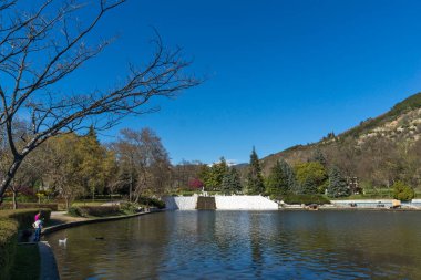 Sandanski, Bulgaristan - 4 Nisan 2018: Bahar bakış göl Park St. Vrach kasaba Sandanski, Bulgaristan