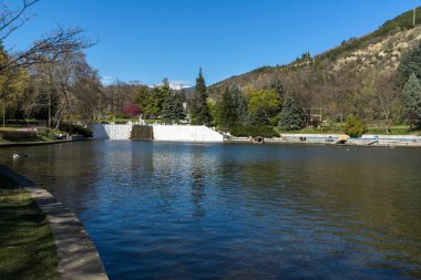 Sandanski, Bulgaristan - 4 Nisan 2018: Bahar bakış göl Park St. Vrach kasaba Sandanski, Bulgaristan