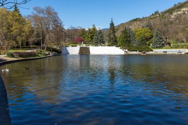 Sandanski, Bulgaristan - 4 Nisan 2018: Bahar bakış göl Park St. Vrach kasaba Sandanski, Bulgaristan