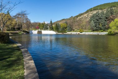 Sandanski, Bulgaristan - 4 Nisan 2018: Bahar bakış göl Park St. Vrach kasaba Sandanski, Bulgaristan