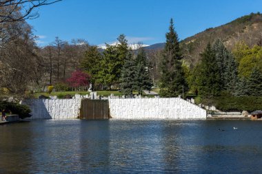Sandanski, Bulgaristan - 4 Nisan 2018: Bahar bakış göl Park St. Vrach kasaba Sandanski, Bulgaristan