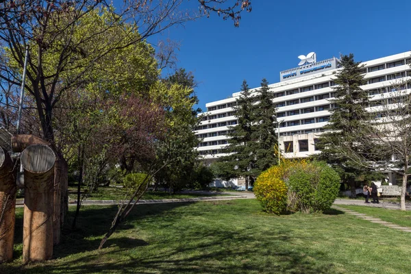 Sandanski, Bulgaristan - 4 Nisan 2018: Merkezi ve yaya cadde ve Interhotel Sandanski, Sandanski, Bulgaristan şehirdeki