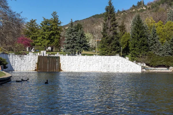 Sandanski, Bulgaristan - 4 Nisan 2018: Bahar bakış göl Park St. Vrach kasaba Sandanski, Bulgaristan