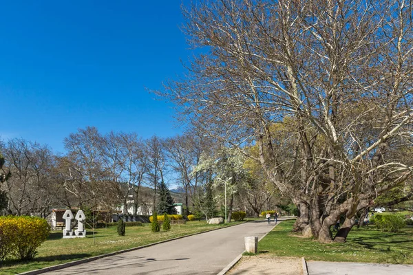 Sandanski, Bulgaristan - 4 Nisan 2018: Park St. Vrach kasaba Sandanski, Bulgaristan bahar görünümü