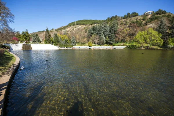 Sandanski, Bulgaristan - 4 Nisan 2018: Bahar bakış göl Park St. Vrach kasaba Sandanski, Bulgaristan