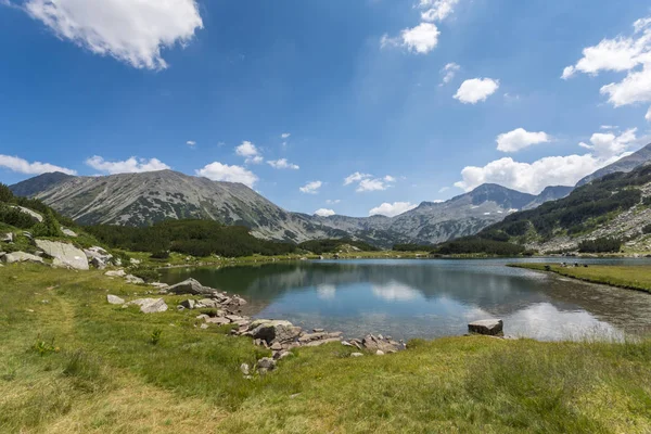 Amazing Landscape Dengan Danau Muratovo Dan Puncak Banderishki Chukar Pirin — Stok Foto