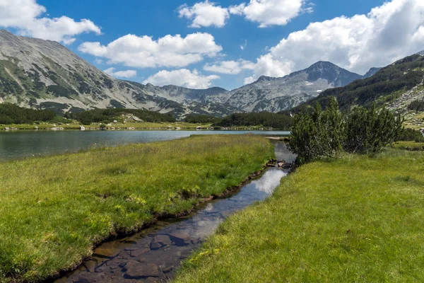 Amazing Landscape Dengan Danau Muratovo Dan Puncak Banderishki Chukar Pirin — Stok Foto