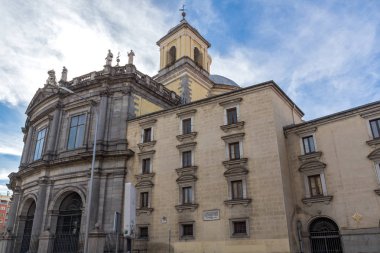 Madrid, İspanya - 23 Ocak 2018: Cephe tipik bina şehir Madrid, İspanya