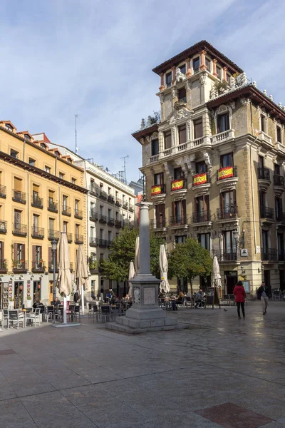 Madrid, İspanya - 23 Ocak 2018: Eski binasında Ramales kare (plaza Ramales) şehir Madrid, İspanya
