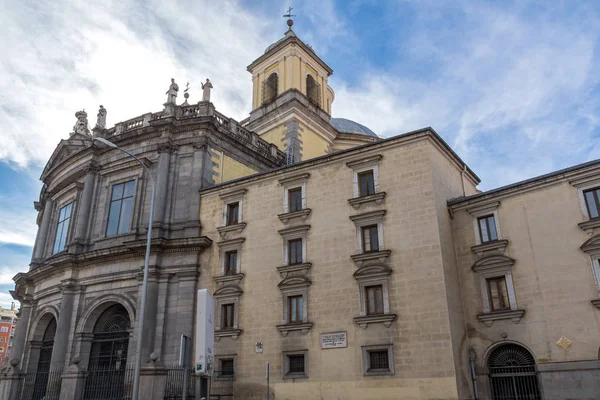 Madrid, İspanya - 23 Ocak 2018: Cephe tipik bina şehir Madrid, İspanya