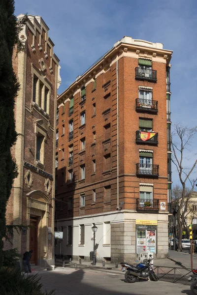 Madrid, İspanya - 23 Ocak 2018: Cephe tipik bina şehir Madrid, İspanya