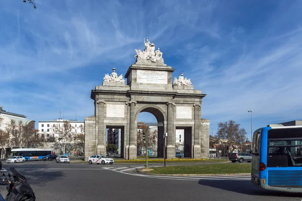 Madrid, İspanya - 23 Ocak 2018: görünüm Puerta de Toledo şehir Madrid, İspanya, Amazing