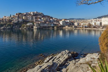 Kavala, Yunanistan - 28 Aralık 2015: Panoramik görünümü olt kasaba Kavala, Doğu Makedonya ve Trakya, Yunanistan ve Ege Denizi