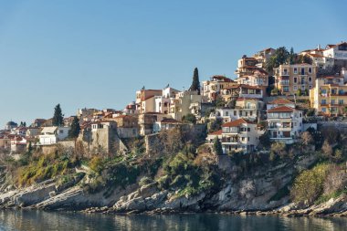 Kavala, Yunanistan - 28 Aralık 2015: Panoramik görünümü olt kasaba Kavala, Doğu Makedonya ve Trakya, Yunanistan ve Ege Denizi