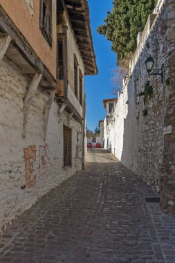 Xanthi, Yunanistan - 28 Aralık 2015: Street ve eski evleri eski kasaba İskeçe, Doğu Makedonya ve Trakya, Yunanistan