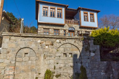 Xanthi, Yunanistan - 28 Aralık 2015: Street ve eski evleri eski kasaba İskeçe, Doğu Makedonya ve Trakya, Yunanistan