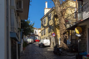 Xanthi, Yunanistan - 28 Aralık 2015: Street ve eski evleri eski kasaba İskeçe, Doğu Makedonya ve Trakya, Yunanistan