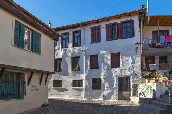 Xanthi, Yunanistan - 28 Aralık 2015: Street ve eski evleri eski kasaba İskeçe, Doğu Makedonya ve Trakya, Yunanistan