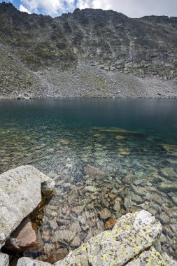 Muhteşem panoramik Ledenoto (Ice) Gölü ve bulutlar Musala tepe, Rila Dağı, Bulgaristan üzerinden