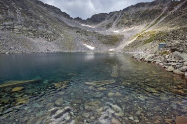 Muhteşem panoramik Ledenoto (Ice) Gölü ve bulutlar Musala tepe, Rila Dağı, Bulgaristan üzerinden