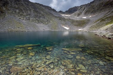 Muhteşem panoramik Ledenoto (Ice) Gölü ve bulutlar Musala tepe, Rila Dağı, Bulgaristan üzerinden