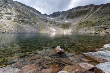 Muhteşem panoramik Ledenoto (Ice) Gölü ve bulutlar Musala tepe, Rila Dağı, Bulgaristan üzerinden