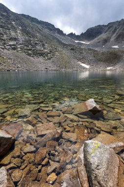 Muhteşem panoramik Ledenoto (Ice) Gölü ve bulutlar Musala tepe, Rila Dağı, Bulgaristan üzerinden