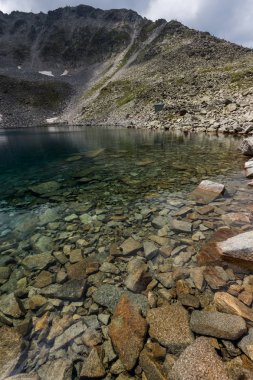 Muhteşem panoramik Ledenoto (Ice) Gölü ve bulutlar Musala tepe, Rila Dağı, Bulgaristan üzerinden