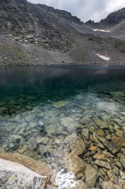 Muhteşem panoramik Ledenoto (Ice) Gölü ve bulutlar Musala tepe, Rila Dağı, Bulgaristan üzerinden
