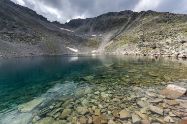Muhteşem panoramik Ledenoto (Ice) Gölü ve bulutlar Musala tepe, Rila Dağı, Bulgaristan üzerinden