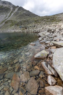 Muhteşem panoramik Ledenoto (Ice) Gölü ve bulutlar Musala tepe, Rila Dağı, Bulgaristan üzerinden