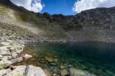 Muhteşem panoramik Ledenoto (Ice) Gölü ve bulutlar Musala tepe, Rila Dağı, Bulgaristan üzerinden