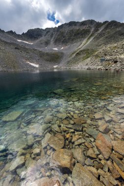 Muhteşem panoramik Ledenoto (Ice) Gölü ve bulutlar Musala tepe, Rila Dağı, Bulgaristan üzerinden