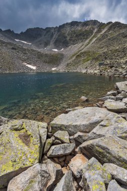 Muhteşem panoramik Ledenoto (Ice) Gölü ve bulutlar Musala tepe, Rila Dağı, Bulgaristan üzerinden