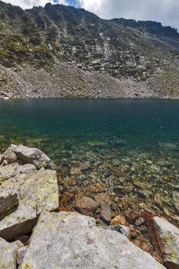 Muhteşem panoramik Ledenoto (Ice) Gölü ve bulutlar Musala tepe, Rila Dağı, Bulgaristan üzerinden