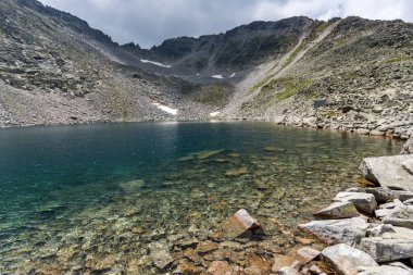 Muhteşem panoramik Ledenoto (Ice) Gölü ve bulutlar Musala tepe, Rila Dağı, Bulgaristan üzerinden